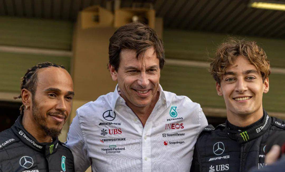 开云体育在线-雷诺车队逆转梅赛德斯，汉密尔顿点燃赛场