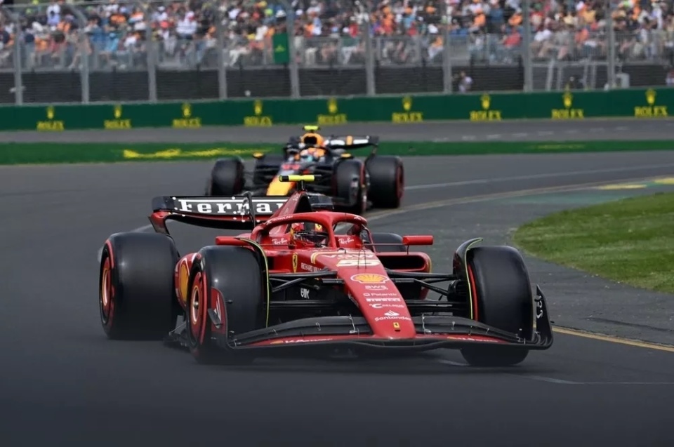 雷诺车队完胜法拉利,塞恩斯高光表现 雷诺车队完胜法拉利,塞恩斯高光表现