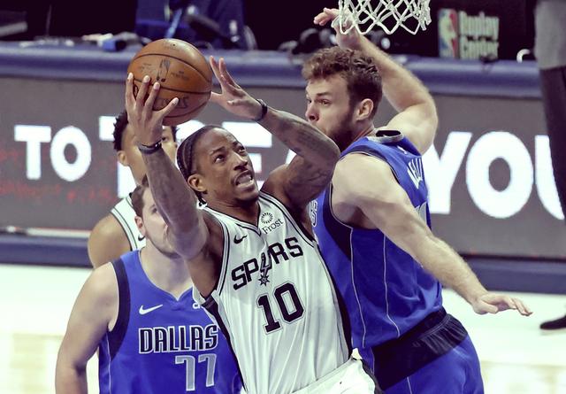 马刺险胜独行侠,米切尔统治全场 马刺险胜独行侠,米切尔统治全场