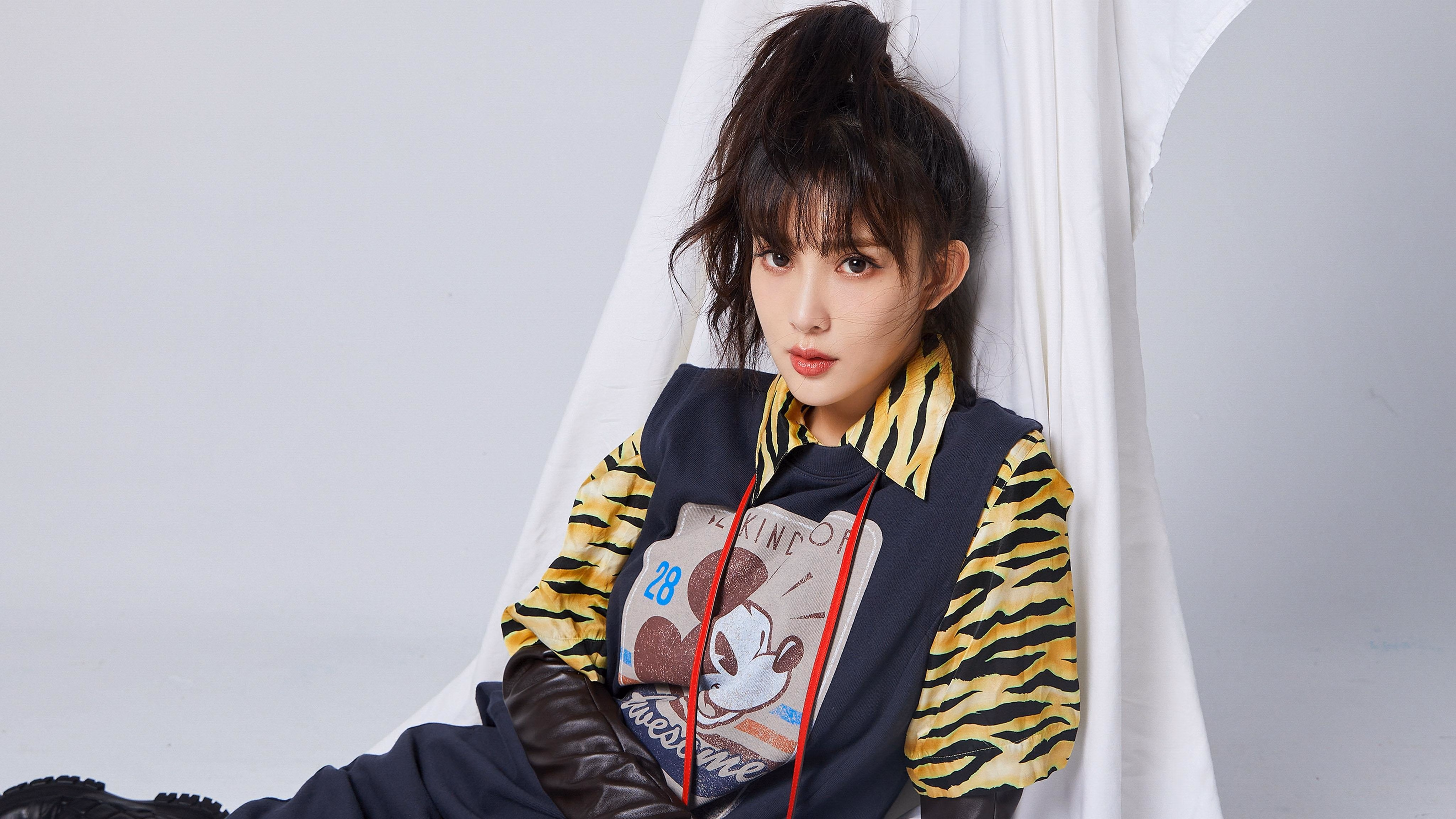 终场前1.2秒米切尔破三万！一剑封喉后他拥抱了沮丧的詹姆斯